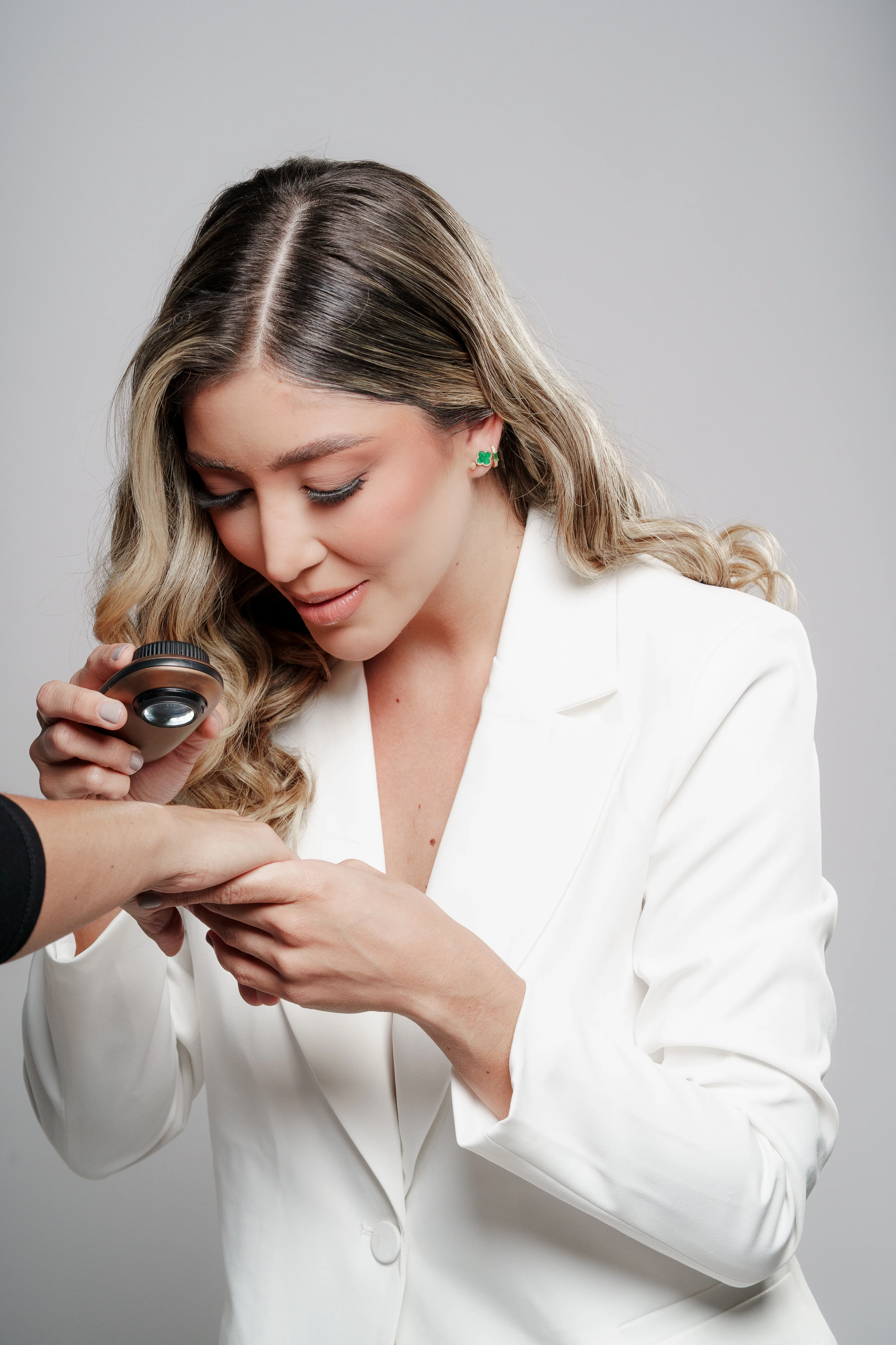 Dra. Gabriela Carvajales examinando la mano de una paciente